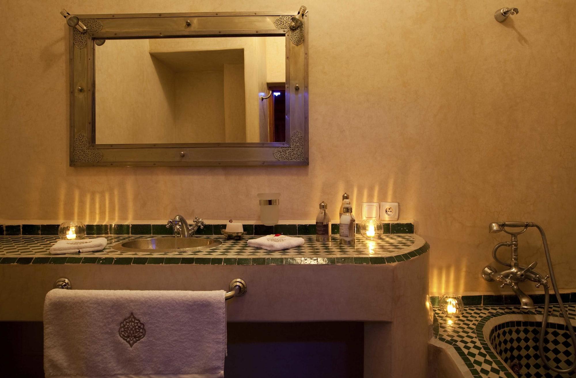 Riad Les Bougainvilliers Marrakesh Bagian luar foto