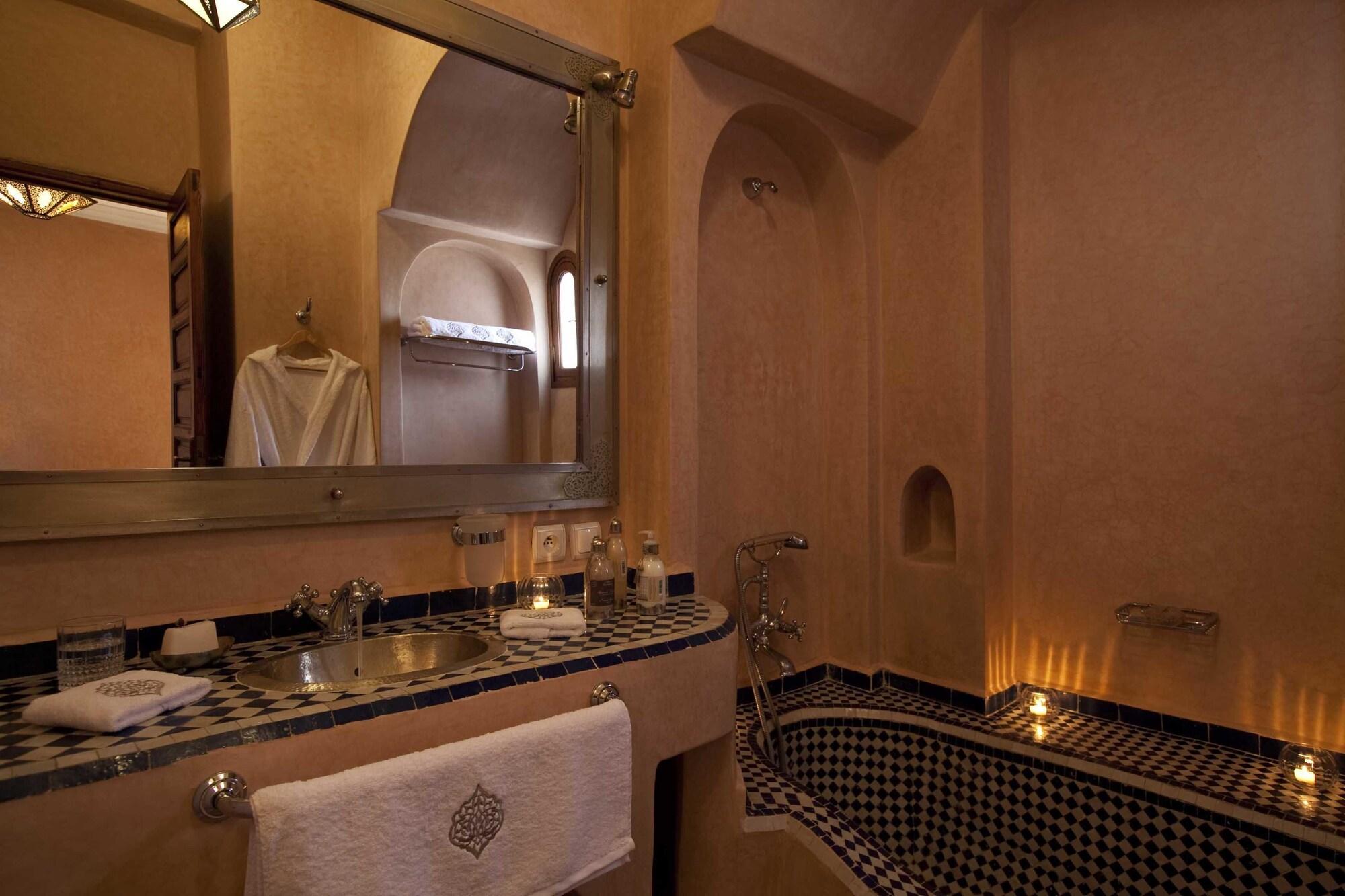 Riad Les Bougainvilliers Marrakesh Bagian luar foto
