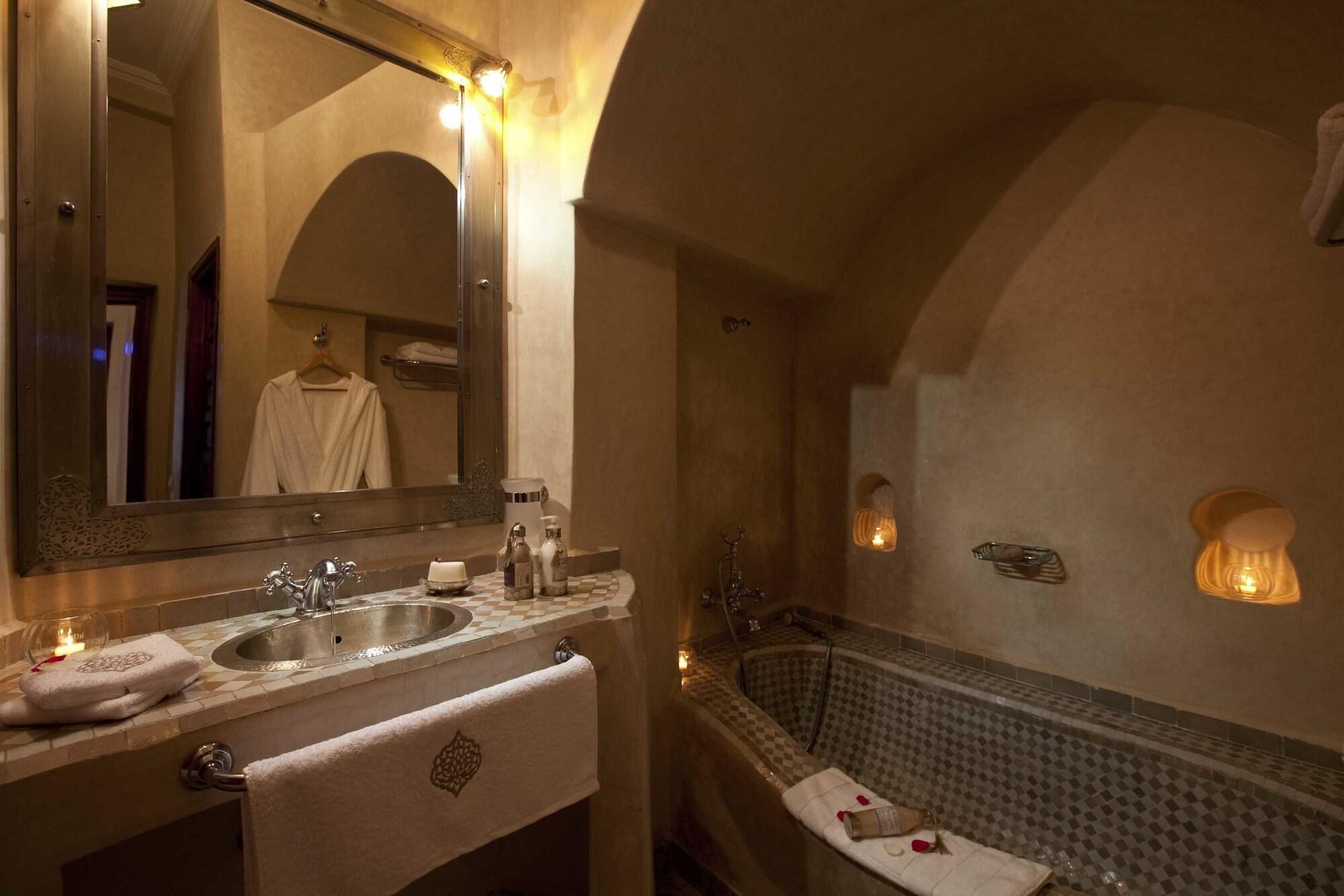 Riad Les Bougainvilliers Marrakesh Bagian luar foto