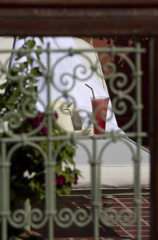 Riad Les Bougainvilliers Marrakesh Bagian luar foto